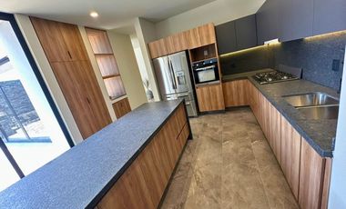 Casa de 3 niveles en Altos Juriquilla, Querétaro.
