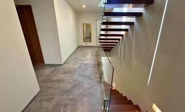 Casa de 3 niveles en Altos Juriquilla, Querétaro.