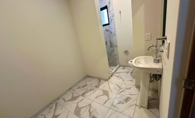 Casa de 3 niveles en Altos Juriquilla, Querétaro.