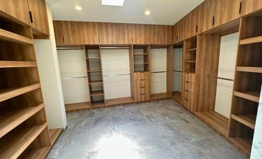 Casa de 3 niveles en Altos Juriquilla, Querétaro.
