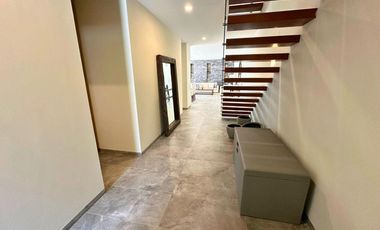 Casa de 3 niveles en Altos Juriquilla, Querétaro.