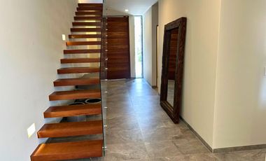 Casa de 3 niveles en Altos Juriquilla, Querétaro.