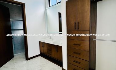 Casa en venta con recámara en planta baja Fracc. Bosque Real$7,250,000