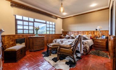 Lujosa villa en venta con 2.875m2T sector Santa María de Sayausí