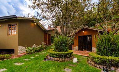 Lujosa villa en venta con 2.875m2T sector Santa María de Sayausí