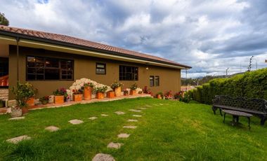 Lujosa villa en venta con 2.875m2T sector Santa María de Sayausí