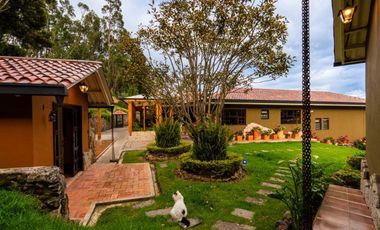 Lujosa villa en venta con 2.875m2T sector Santa María de Sayausí