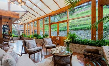 Lujosa villa en venta con 2.875m2T sector Santa María de Sayausí