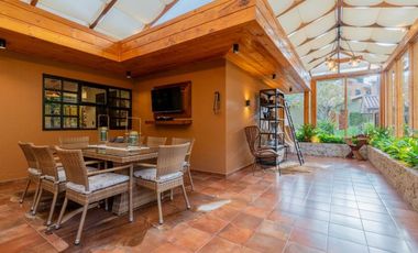 Lujosa villa en venta con 2.875m2T sector Santa María de Sayausí