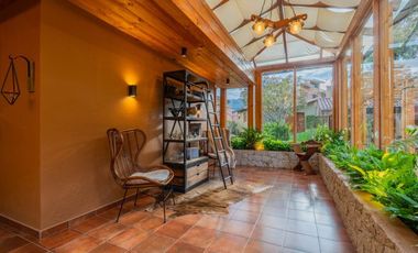 Lujosa villa en venta con 2.875m2T sector Santa María de Sayausí