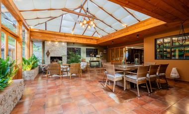Lujosa villa en venta con 2.875m2T sector Santa María de Sayausí