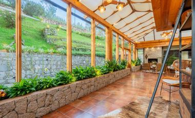 Lujosa villa en venta con 2.875m2T sector Santa María de Sayausí