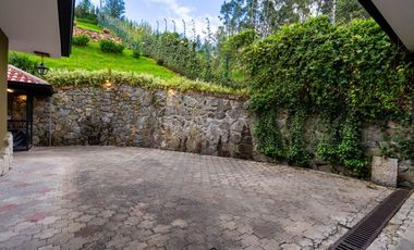 Lujosa villa en venta con 2.875m2T sector Santa María de Sayausí