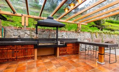 Lujosa villa en venta con 2.875m2T sector Santa María de Sayausí