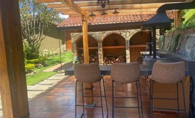 Lujosa villa en venta con 2.875m2T sector Santa María de Sayausí
