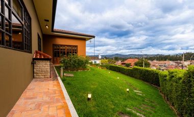 Lujosa villa en venta con 2.875m2T sector Santa María de Sayausí