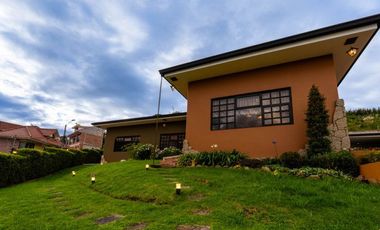 Lujosa villa en venta con 2.875m2T sector Santa María de Sayausí