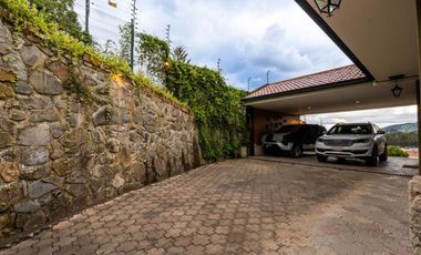 Lujosa villa en venta con 2.875m2T sector Santa María de Sayausí