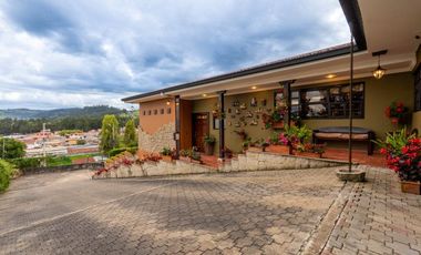 Lujosa villa en venta con 2.875m2T sector Santa María de Sayausí