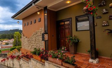Lujosa villa en venta con 2.875m2T sector Santa María de Sayausí