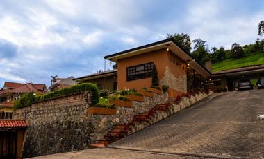 Lujosa villa en venta con 2.875m2T sector Santa María de Sayausí