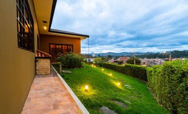 Lujosa villa en venta con 2.875m2T sector Santa María de Sayausí