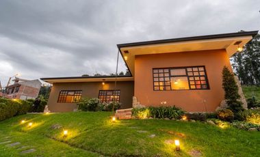 Lujosa villa en venta con 2.875m2T sector Santa María de Sayausí
