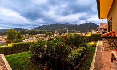 Lujosa villa en venta con 2.875m2T sector Santa María de Sayausí