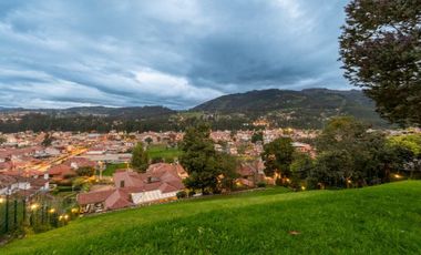Lujosa villa en venta con 2.875m2T sector Santa María de Sayausí