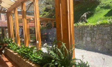 Lujosa villa en venta con 2.875m2T sector Santa María de Sayausí