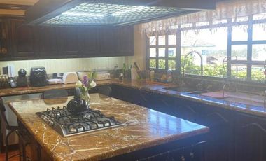 Lujosa villa en venta con 2.875m2T sector Santa María de Sayausí
