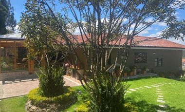 Lujosa villa en venta con 2.875m2T sector Santa María de Sayausí