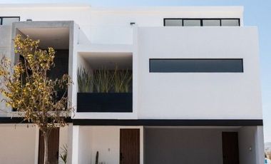 Vive el Estilo Premium en Lomas de Angelópolis – Casa de 3 Niveles con Amenidades de Lujo