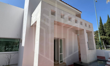 HERMOSA CASA CON JARDÍN DE ENSUEÑO EN VENTA EN CHILUCA.