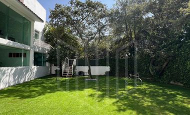 HERMOSA CASA CON JARDÍN DE ENSUEÑO EN VENTA EN CHILUCA.