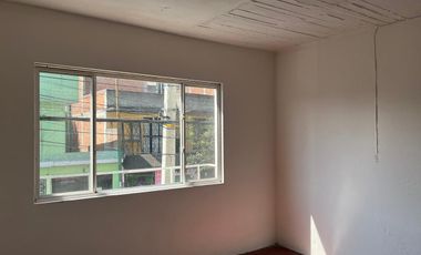 Venta de edificio con 7 deptos/ bodegas, 2 locales/ bodegas que dan a la calle en Tlalpan
