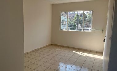 Venta de edificio con 7 deptos/ bodegas, 2 locales/ bodegas que dan a la calle en Tlalpan