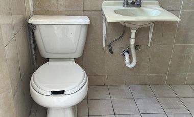 Venta de edificio con 7 deptos/ bodegas, 2 locales/ bodegas que dan a la calle en Tlalpan