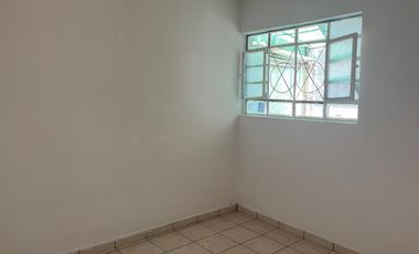 Venta de edificio con 7 deptos/ bodegas, 2 locales/ bodegas que dan a la calle en Tlalpan