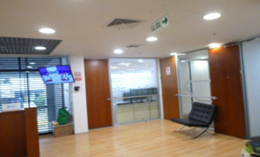 VENDO AMPLIA OFICINA EN EXCLUSIVO EDIFICIO EMPRESARIAL DE SAN ISIDRO