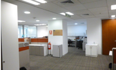 VENDO AMPLIA OFICINA EN EXCLUSIVO EDIFICIO EMPRESARIAL DE SAN ISIDRO