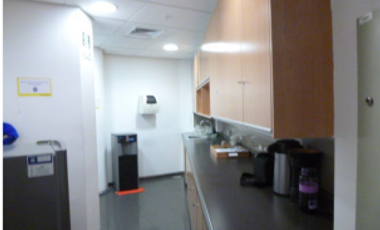 VENDO AMPLIA OFICINA EN EXCLUSIVO EDIFICIO EMPRESARIAL DE SAN ISIDRO