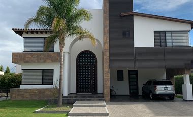 CASA EN RENTA EN EL CAMPANARIO 4 RECAMARAS