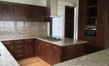 CASA EN RENTA EN EL CAMPANARIO 4 RECAMARAS