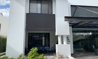 CASA EN RENTA EN EL CAMPANARIO 4 RECAMARAS