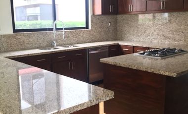 CASA EN RENTA EN EL CAMPANARIO 4 RECAMARAS