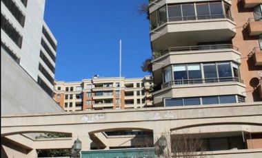 La Propiedad está emplazada en el sector consolidado central de la ciudad, conlindante a la Plaza de Armas, en pleno Centro Comercial de Talca.-