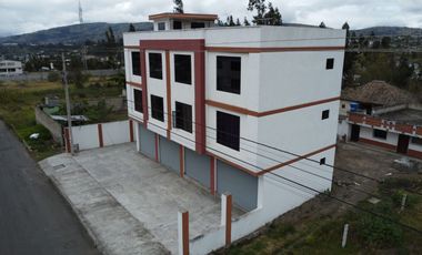 Casa Rentera en Ambato | 2 Departamentos + 2 Locales Comerciales | Terraza Amplia, Parqueadero | Terremoto, Tungurahua»
