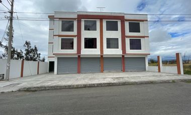 Casa Rentera en Ambato | 2 Departamentos + 2 Locales Comerciales | Terraza Amplia, Parqueadero | Terremoto, Tungurahua»
