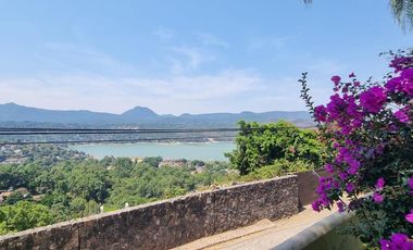CASA VALLESANA EN VENTA CON ESPECTACULAR VISTA AL LAGO